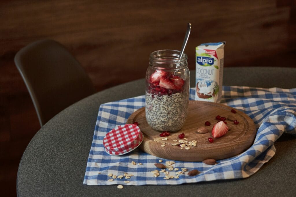 A jar of overnight oats with chia seeds and fresh fruits, one of the simple healthy recipes for busy mornings.