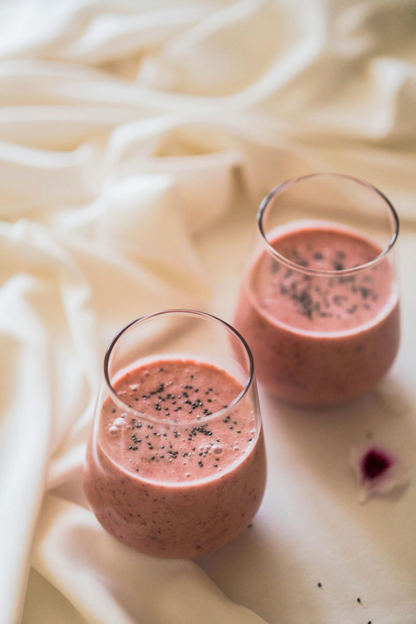 protein smoothie with berries and banana: one of the best post-workout recipes