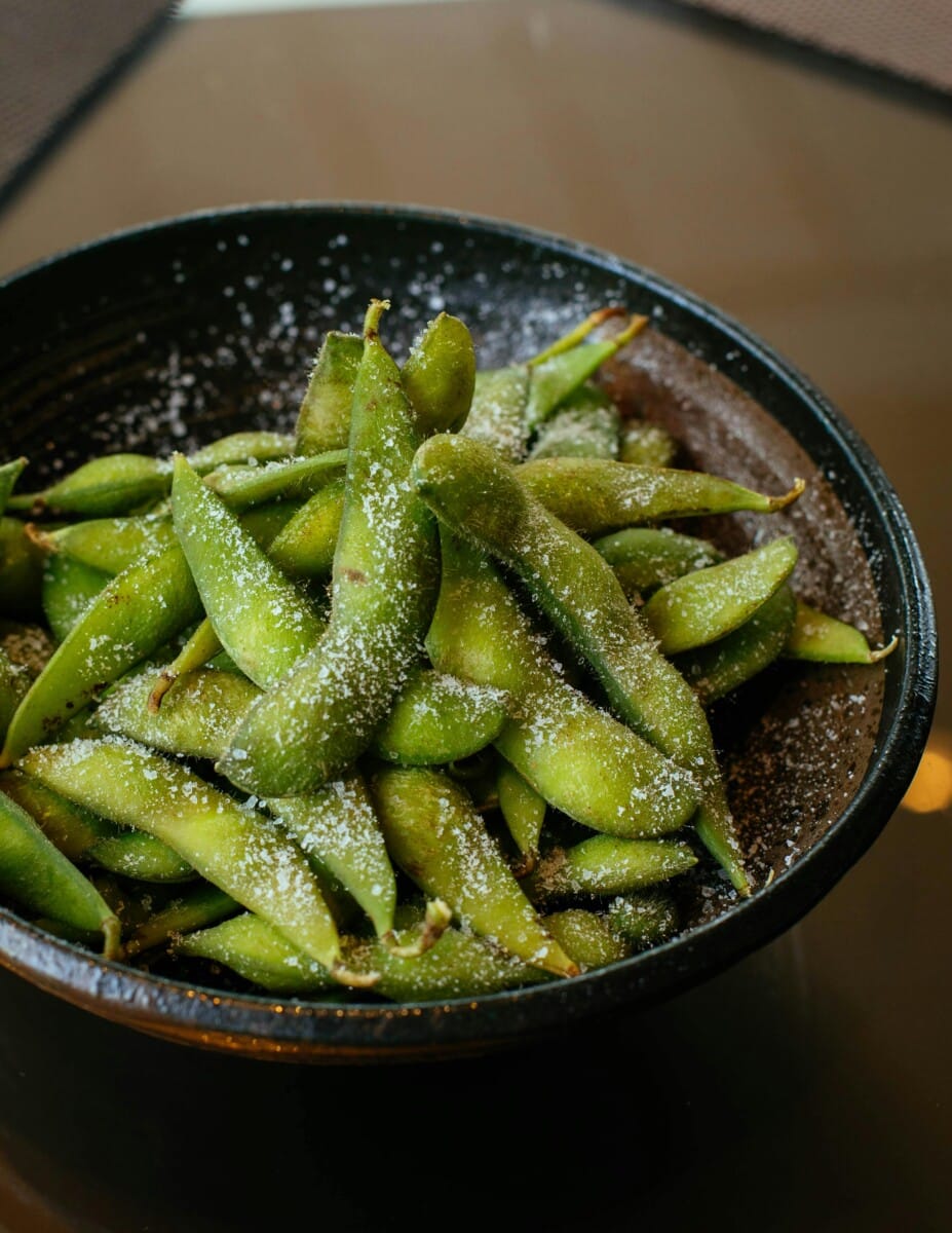 Roasted edamame with sea salt – crunchy and high-protein healthy snack recipe