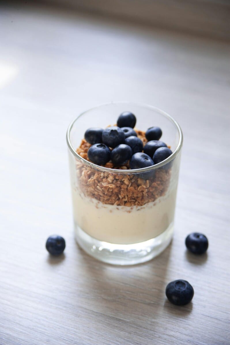 Greek yogurt parfait with fresh berries – high-protein healthy snack recipe for busy people