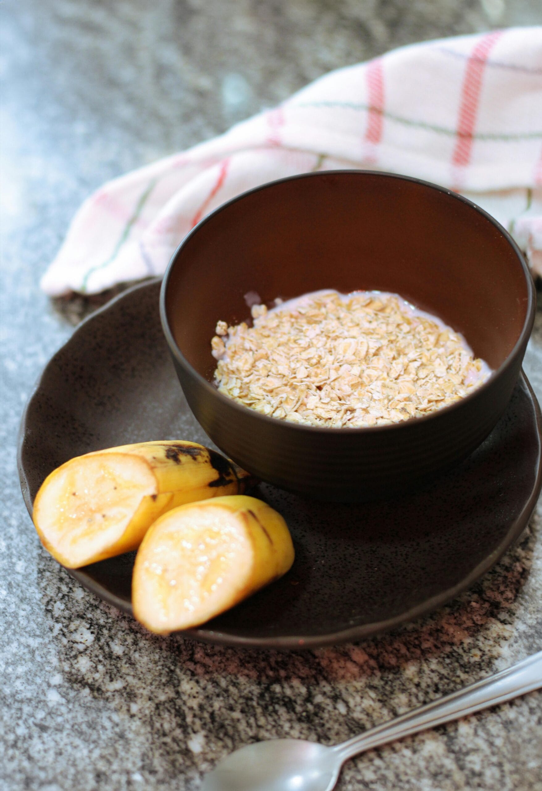 oats with banana: prebiotic foods for gut health 